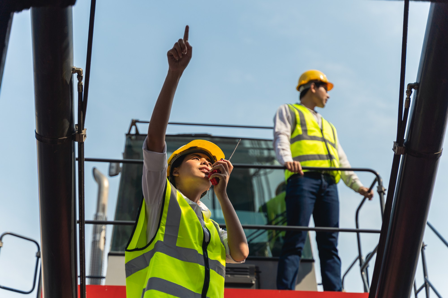 A imagem mostra dois colaboradores em uma plataforma elevatória para exemplificar as dicas de segurança na operação de plataformas elevatórias.