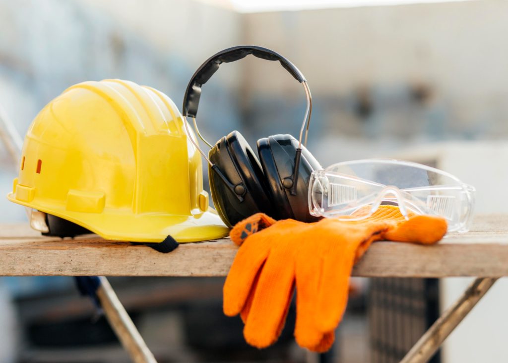 A imagem mostra Equipamentos de Proteção Individual (EPIs) como segurança na operação de plataformas elevatórias.