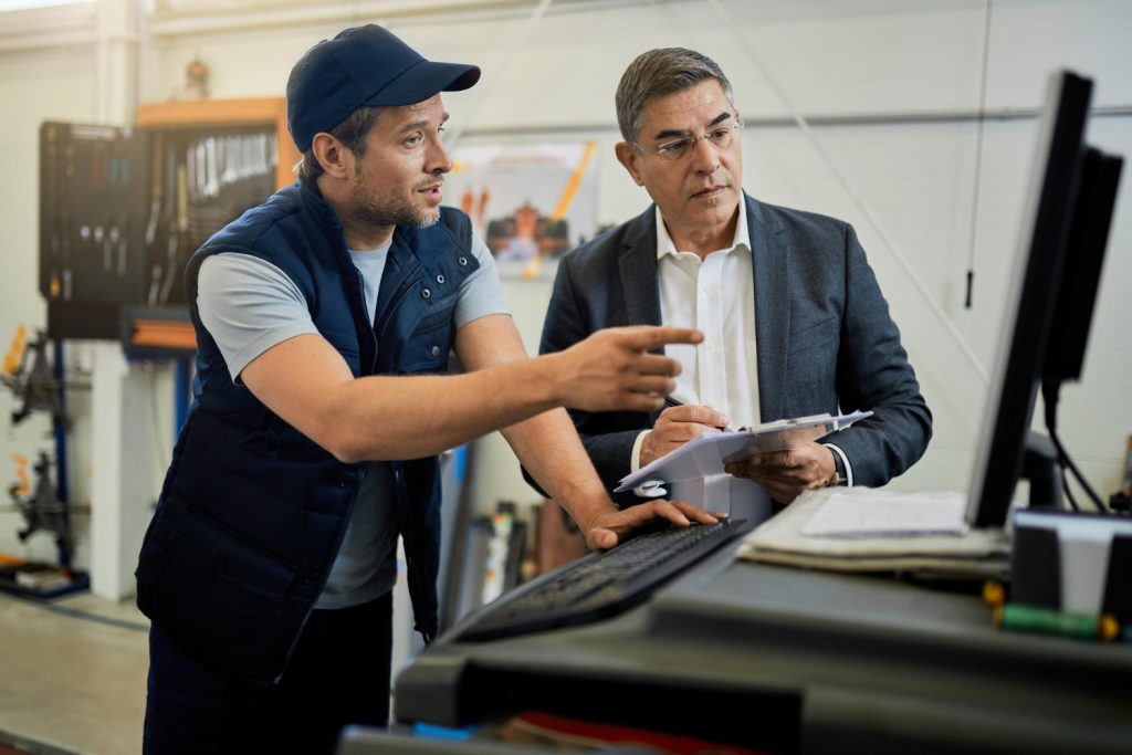 Técnico oferecendo suporte especializado e atendimento humanizado ao cliente durante o processo de manutenção de plataformas elevatórias.