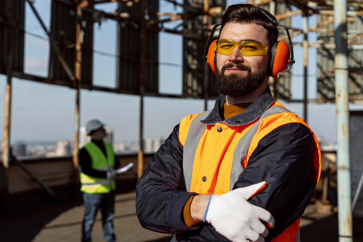Trabalhador utilizando EPIs em conformidade com as normas de segurança no trabalho em altura durante atividade em obra.
